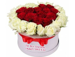 33 розы в коробке Мило