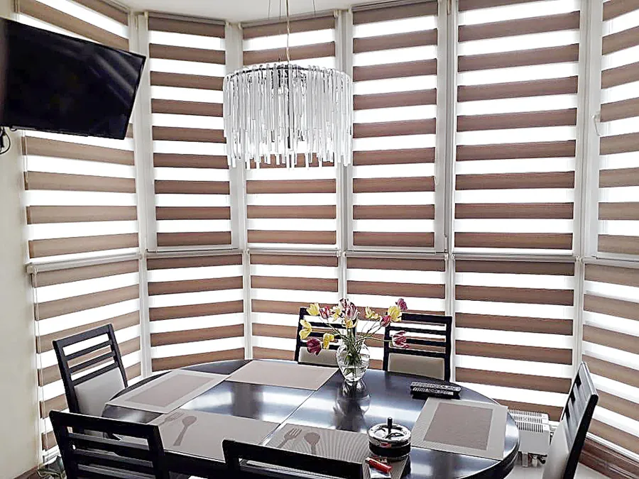 Рулонные жалюзи день-ночь в эркере. Сочетание натуральной темной текстуры и комбинированной мебели и светлых стен