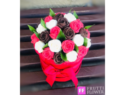 Купить букет из шоколадных роз №2 в шляпной коробке в Ростове-на-Дону | FRUTTI FLOWER