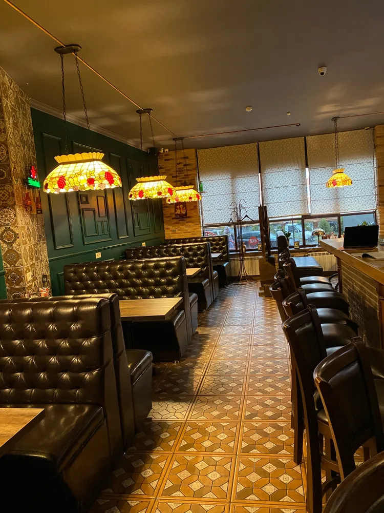 Мягкие зоны. 
Вместимость 6-7 человек. Можно поставить стул с торца.