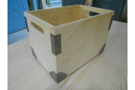 Неразборный фанерный ящик со съемной крышкой, ручками по торцам и металлическими уголками.