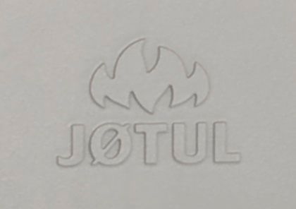 Логотип Jotul вылитый в чугуне внутри топки Jotul i570