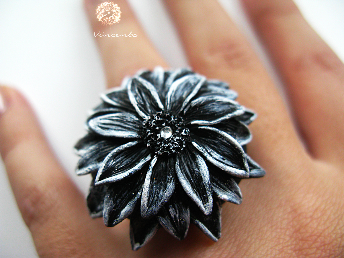 Волшебное кольцо в виде чёрного Ночного Цветка с кристаллом Сваровски