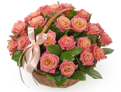 Романтическая корзина из розовых роз и салала