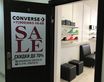 Вход в магазин Converse Sale, вывеска на двери