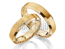 Матовые обручальные кольца из жёлтого золота с двумя фасками