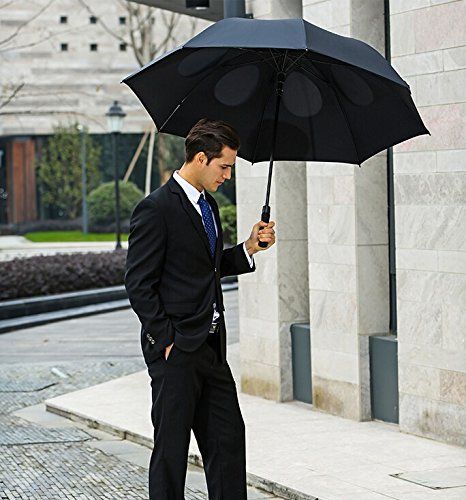 Мужчины в основном пользуются складными зонтами, трости предпочитают мужчины делового стиля одежды