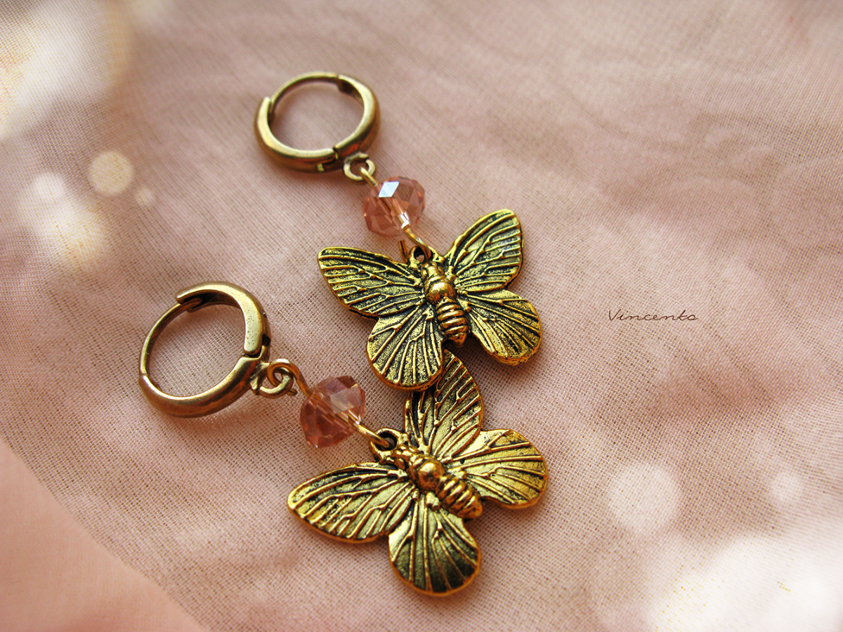 Волшебные романтичные серьги в цвете античного золота с нежными бабочками и кристаллами