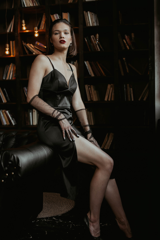 Черное силуэтное платье миди с разрезом на ноге "Infashion" прокат Уфа