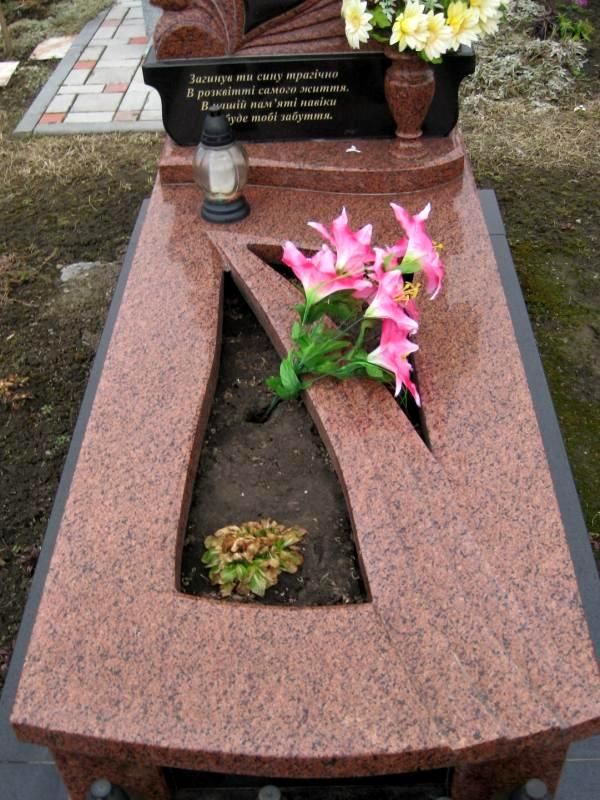 высокая гробница цветник из гранита