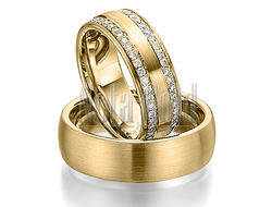 Обручальные кольца из жёлтого золота с бриллиантами в женском кольце широкие с шероховатой поверхнос