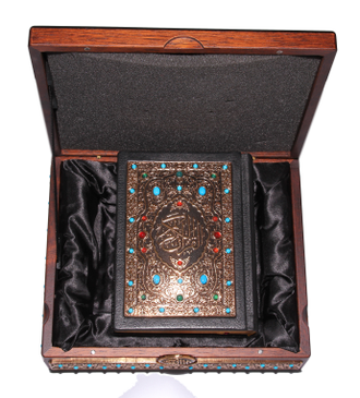 Коран на арабском в шкатулке  украшенной камнями