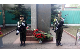 Торжественное возложение цветов к памятнику воинам ВОВ (ОАО МТО &quot;Лазурь&quot;) 07.05.2019