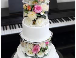 Свадебный торт с прозрачными ярусами с цветами