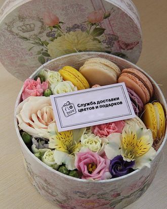 Круглая коробочка с макаронс и цветами