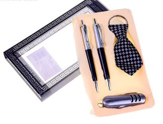Оригинальный, подарочный набор: Ручка-2 шт, брелок-галстук, нож, размер упаковки 16 х 9 см, цвета разные