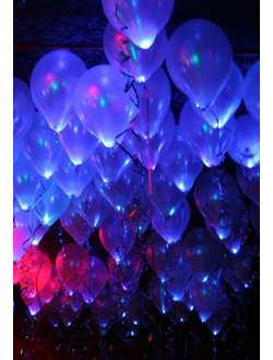 Облако из 80 светящихся шаров с гелием