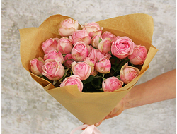 "Королеве Сердца" - букет кустовых роз в крафте