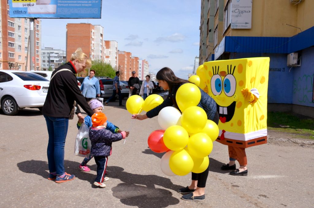 раздача листовок промо акция в Пензе ростовая кукла украшение шарами гирлянда из шаров в Пензе