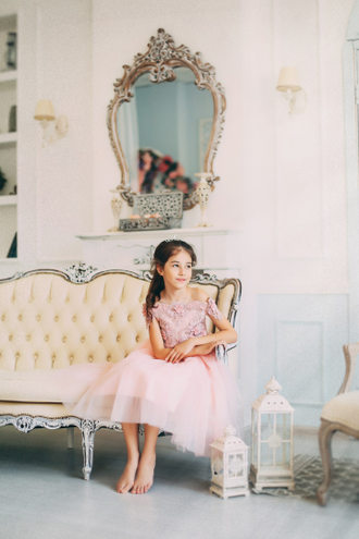 Пудрово-розовое детское платье с цветочной вышивкой