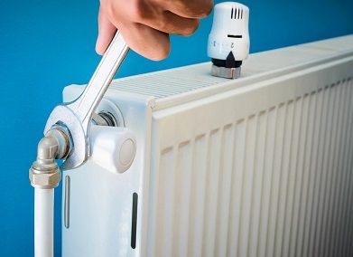 Установка радиаторов отопления в квартире и доме