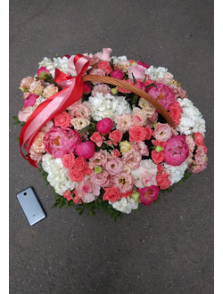 Огромная корзина цветов: гортензия, пионы, лизиантус, кустовые розы, розовые розы. Большие корзины