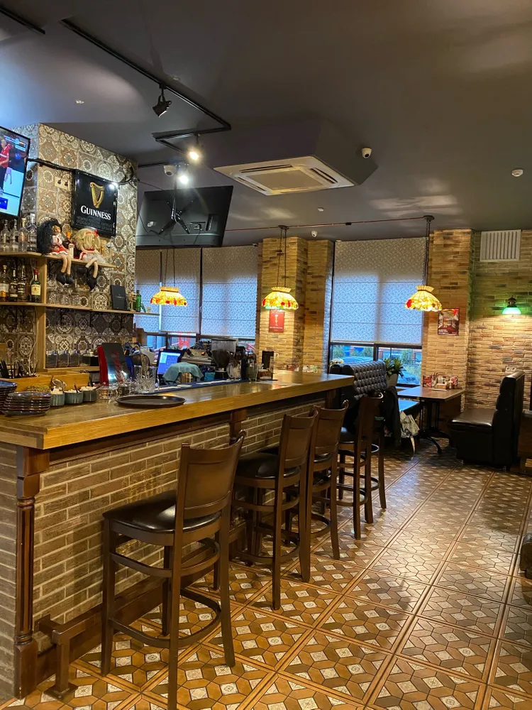 Контактная барная стойка с посадочными зонами.
Напротив 2 телеозора.