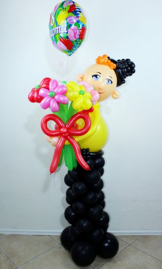 Джентельмен из шаров с букетом цветов