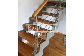 Лестница на 2 этаж на металлокаркасе, с добавлением элементов из дерева и нержавеющей стали.
г. Екатеринбург