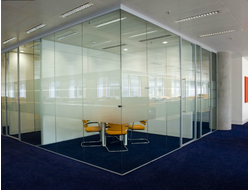 Цельностеклянные офисные перегородки GLASS-SOLUTION с одинарным остеклением 10 мм, стоимость за м.кв. в полной комплектации