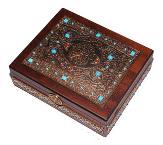 Коран на арабском языке в подарочной шкатулке украшенной камнями