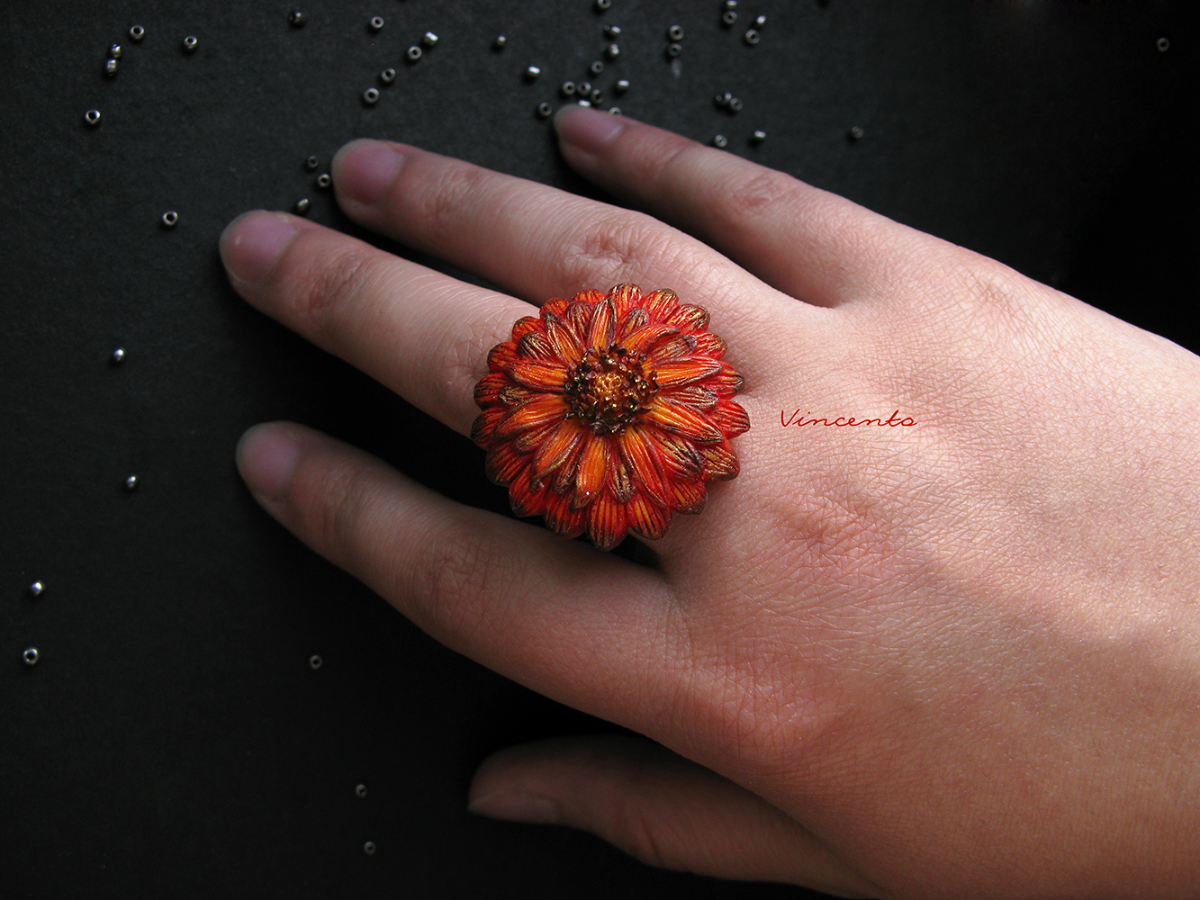 Необычное кольцо в виде оранжевого цветка календулы