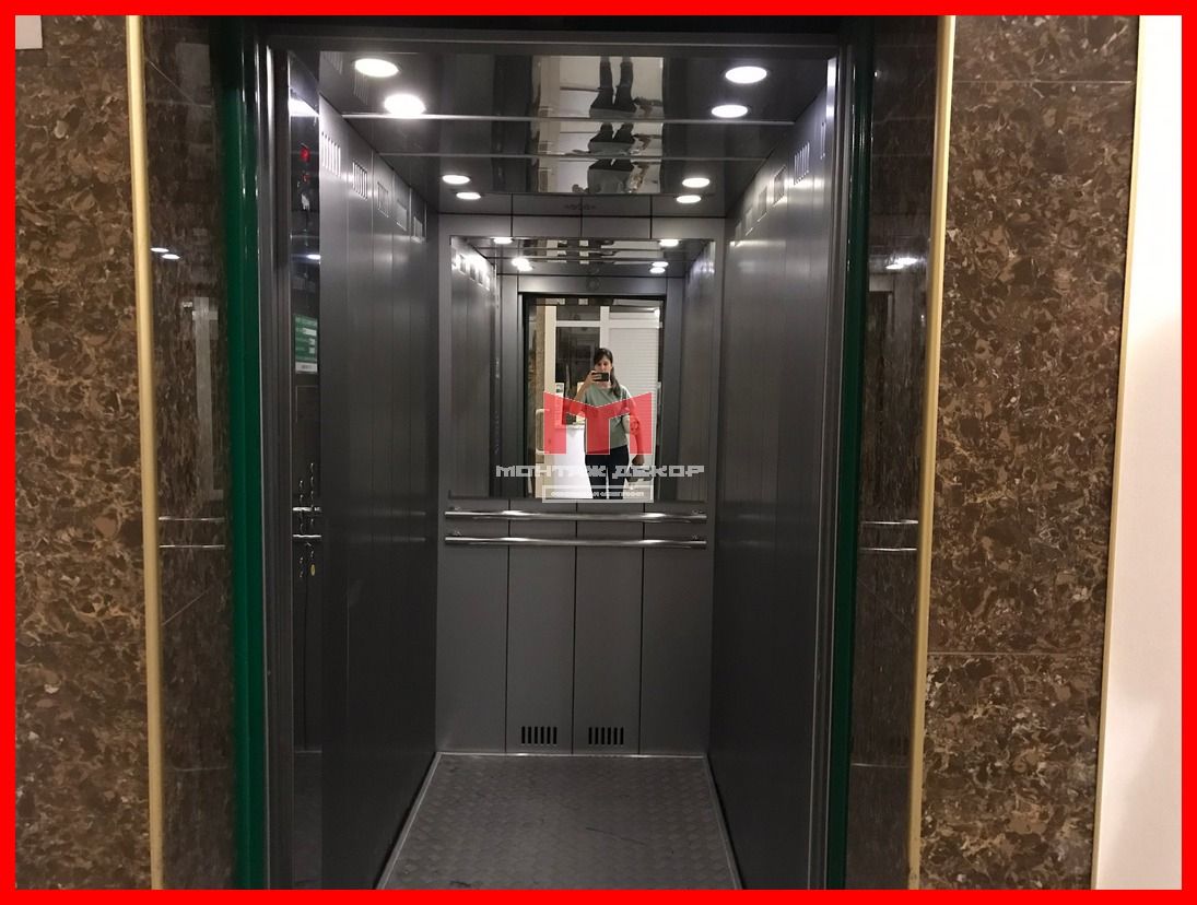 Кабина лифта оклеена пленкой  Oracal 641 с матовой ламинацией