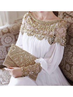 Белое вечернее платье с золотой вышивкой и рукавами