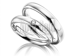 Платиновые обручальные кольца бублики с бриллиантом в женском кольце