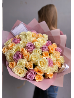 Букет из 49 роз,, букет из персиковых и фиолетовых роз, букет из белых и персиковых роз