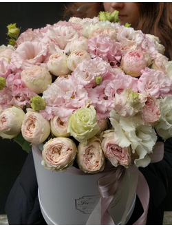 Стильный букет в коробке: пионовидные розы майнсфилд парк, эустома. Букет в шляпной коробке