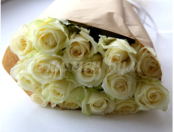 букет из белых роз в стильном оформлении подарить в набережные челны с доставкой
