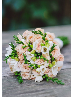 Молочный букет невесты: фрезия, бежевые кустовые розы. Свадебный букет невесты