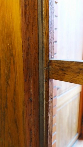 Черный силикон на деревянной двери
