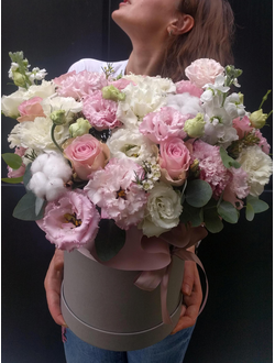 Букет в коробке: лизиантус, хлопок, розовые розы, шамилациум, маттиола. Коробка с цветами