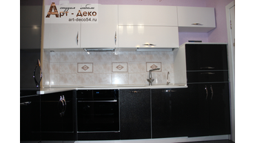 Кухонный гарнитур с плёночными фасадами: Чёрный и Белый металлик глянец.