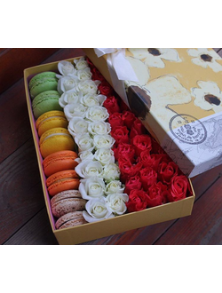 Прямоугольная коробочка с красными и белыми розами и макаронс