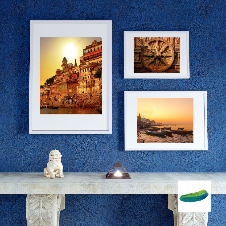 Два постера с набережной индийского города Варанаси и постер с изображением колеса Сансары.