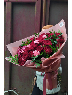 Букет: пионовидная роза, гортензия, диантус, писташ. Авториский букет из роз, современная упаковка