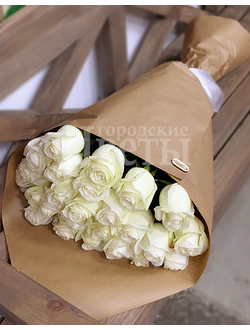 25 белых роз в крафт-бумаге