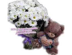 Белый букет из ромашек с милым плюшевым мишкой