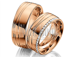 Обручальные кольца из красного золота с дорожкой бриллиантов в женском кольце и волнистым рисунком