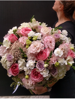 Коробка с цветами: лизиантус, пионовидные розы, пионовые розы, диантус, маттиола