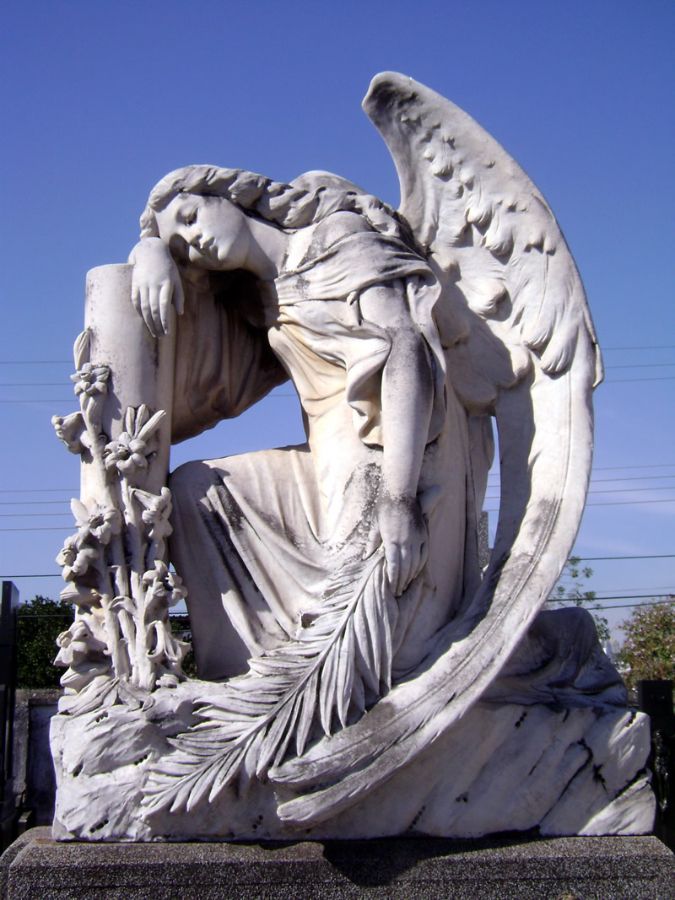 фигура ангела на могиле